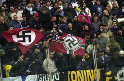 “Tifosi” della Lazio con bandiere razziste