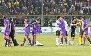 Calcio: terzotempo tra i fischi